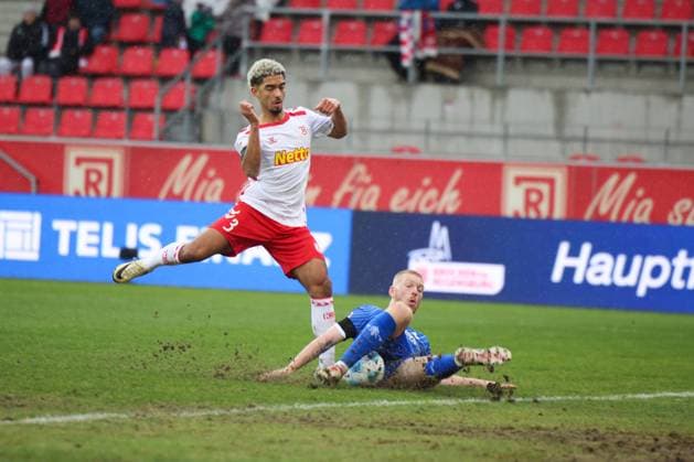 Bryan Hein SSV Jahn Regensburg, 3 , GER, SSV Jahn Regensburg vs SV Darmstadt 98, Football, 2 Bundesliga, 17 Matchday, Season 2024, 22 12 2024 DFB DFL regulations prohibit any use of photographs as image sequences and or quasi video GER, SSV Jahn Regensburg vs SV Darmstadt 98, Football, 2 Bundesliga, 17 Matchday, Season 2024, 22 12 2024 Regensburg Copyright: xEibner-Pressefoto Grafx EP_AGF