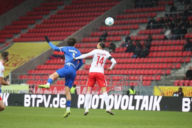 Robin Ziegele SSV Jahn Regensburg, 14 , Fraser Hornby Darmstadt 1898 e V , 9 , GER, SSV Jahn Regensburg vs SV Darmstadt 98, Football, 2 Bundesliga, Matchday 17, Season 2024, 22 12 2024 DFB DFL regulations prohibit any use of photographs as image sequences and or quasi video GER, SSV Jahn Regensburg vs SV Darmstadt 98, Football, 2 Bundesliga, Matchday 17, Season 2024, 22 12 2024 Regensburg Copyright: xEibner-Pressefoto Grafx EP_AGF