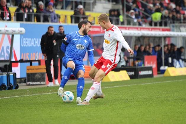 Louis Breunig SSV Jahn Regensburg, 16 , Kilian Corredor Darmstadt 1898 e V , 34 , GER, SSV Jahn Regensburg vs SV Darmstadt 98, Football, 2 Bundesliga, Matchday 17, Season 2024, 22 12 2024 DFB DFL regulations prohibit any use of photographs as image sequences and or quasi video GER, SSV Jahn Regensburg vs SV Darmstadt 98, Football, 2 Bundesliga, Matchday 17, Season 2024, 22 12 2024 Regensburg Copyright: xEibner-Pressefoto Grafx EP_AGF