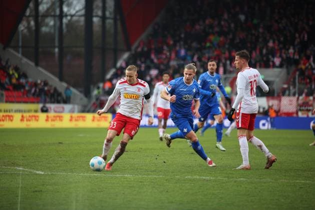 Fynn Luca Lakenmacher Darmstadt 1898 e V , 19 , Kai Proeger SSV Jahn Regensburg, 33 , GER, SSV Jahn Regensburg vs SV Darmstadt 98, Football, 2 Bundesliga, Matchday 17, Season 2024, 22 12 2024 DFB DFL regulations prohibit any use of photographs as image sequences and or quasi video GER, SSV Jahn Regensburg vs SV Darmstadt 98, Football, 2 Bundesliga, Matchday 17, Season 2024, 22 12 2024 Regensburg Copyright: xEibner-Pressefoto Grafx EP_AGF