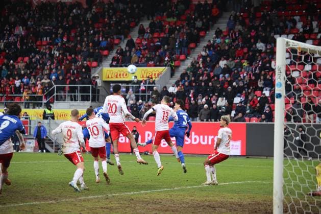 Oscar Vilhelmsson Darmstadt 1898 e V , 29 , Guille Bueno Darmstadt 1898 e V , 3 , Fraser Hornby Darmstadt 1898 e V , 9 , Bryan Hein SSV Jahn Regensburg, 3 , Alexander Bittroff SSV Jahn Regensburg, 13 , Noah Ganaus SSV Jahn Regensburg, 20 , Christian Viet SSV Jahn Regensburg, 10 , Eric Hottmann SSV Jahn Regensburg, 9 , GER, SSV Jahn Regensburg vs SV Darmstadt 98, Football, 2 Bundesliga, Matchday 17, Season 2024, 22 12 2024 DFB DFL regulations prohibit any use of photographs as image sequences and or quasi video GER, SSV Jahn Regensburg vs SV Darmstadt 98, Football, 2 Bundesliga, Matchday 17, Season 2024, 22 12 2024 Regensburg Copyright: xEibner-Pressefoto Grafx EP_AGF