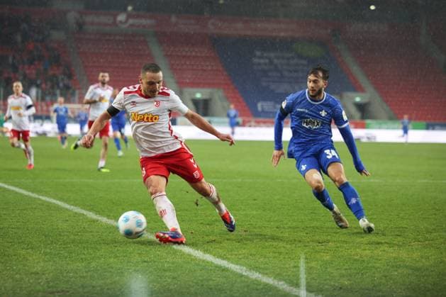 Kilian Corredor Darmstadt 1898 e V , 34 , Andreas Geipl SSV Jahn Regensburg, 8 , GER, SSV Jahn Regensburg vs SV Darmstadt 98, Football, 2 Bundesliga, Matchday 17, Season 2024, 22 12 2024 DFB DFL regulations prohibit any use of photographs as image sequences and or quasi video GER, SSV Jahn Regensburg vs SV Darmstadt 98, Football, 2 Bundesliga, Matchday 17, Season 2024, 22 12 2024 Regensburg Copyright: xEibner-Pressefoto Grafx EP_AGF