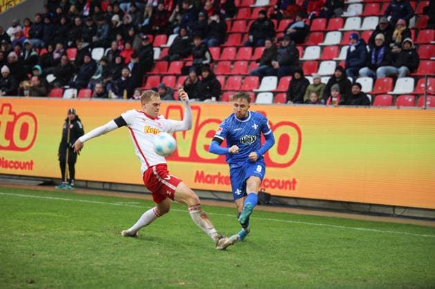 Luca Marseiler Darmstadt 1898 e V , 8 , Louis Breunig SSV Jahn Regensburg, 16 , GER, SSV Jahn Regensburg vs SV Darmstadt 98, Football, 2 Bundesliga, Matchday 17, Season 2024, 22 12 2024 DFB DFL regulations prohibit any use of photographs as image sequences and or quasi video GER, SSV Jahn Regensburg vs SV Darmstadt 98, Football, 2 Bundesliga, Matchday 17, Season 2024, 22 12 2024 Regensburg Copyright: xEibner-Pressefoto Grafx EP_AGF