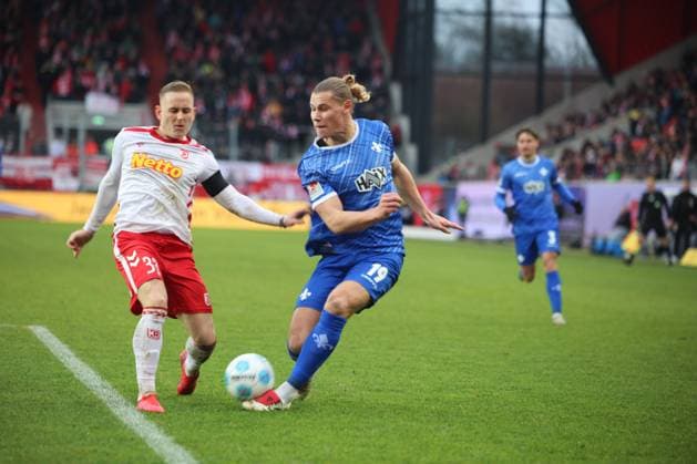 Fynn Luca Lakenmacher Darmstadt 1898 e V , 19 , Kai Proeger SSV Jahn Regensburg, 33 , GER, SSV Jahn Regensburg vs SV Darmstadt 98, Football, 2 Bundesliga, Matchday 17, Season 2024, 22 12 2024 DFB DFL regulations prohibit any use of photographs as image sequences and or quasi video GER, SSV Jahn Regensburg vs SV Darmstadt 98, Football, 2 Bundesliga, Matchday 17, Season 2024, 22 12 2024 Regensburg Copyright: xEibner-Pressefoto Grafx EP_AGF