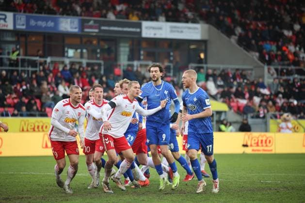 Oscar Vilhelmsson Darmstadt 1898 e V , 29 , Christian Viet SSV Jahn Regensburg, 10 , Tobias Kempe Darmstadt 1898 e V , 11 , Fraser Hornby Darmstadt 1898 e V , 9 , Eric Hottmann SSV Jahn Regensburg, 9 , Louis Breunig SSV Jahn Regensburg, 16 , GER, SSV Jahn Regensburg vs SV Darmstadt 98, Football, 2 Bundesliga, Matchday 17, Season 2024, 22 12 2024 DFB DFL regulations prohibit any use of photographs as image sequences and or quasi video GER, SSV Jahn Regensburg vs SV Darmstadt 98, Football, 2 Bundesliga, Matchday 17, Season 2024, 22 12 2024 Regensburg Copyright: xEibner-Pressefoto Grafx EP_AGF
