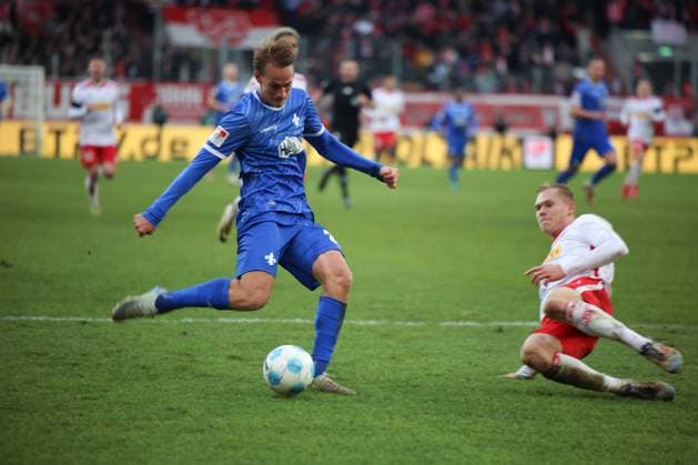 Oscar Vilhelmsson Darmstadt 1898 e V , 29 , GER, SSV Jahn Regensburg vs SV Darmstadt 98, Football, 2 Bundesliga, 17 Matchday, Season 2024, 22 12 2024 DFB DFL regulations prohibit any use of photographs as image sequences and or quasi video GER, SSV Jahn Regensburg vs SV Darmstadt 98, Football, 2 Bundesliga, 17 Matchday, Season 2024, 22 12 2024 Regensburg Copyright: xEibner-Pressefoto Grafx EP_AGF