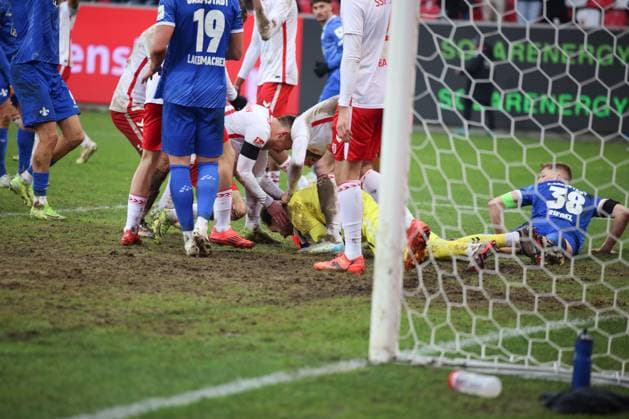 Fynn Luca Lakenmacher Darmstadt 1898 e V , 19 , Clemens Riedel Darmstadt 1898 e V , 38 , Felix Gebhardt SSV Jahn Regensburg, 1 , GER, SSV Jahn Regensburg vs SV Darmstadt 98, Football, 2 Bundesliga, 17 Spieltag, Spielzeit 2024, 22 12 2024 DFB DFL regulations prohibit any use of photographs as image sequences and or quasi video GER, SSV Jahn Regensburg vs SV Darmstadt 98, Football, 2 Bundesliga, 17 Spieltag, Spielzeit 2024, 22 12 2024 Regensburg Copyright: xEibner-Pressefoto Grafx EP_AGF