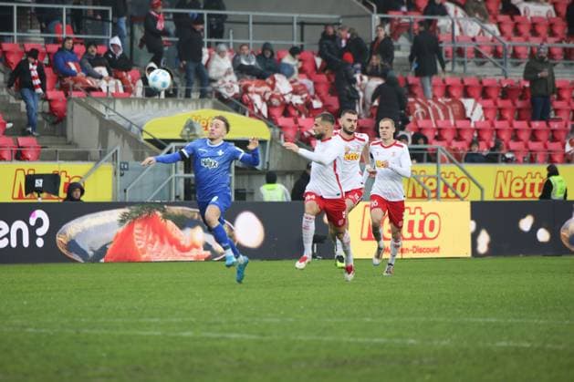 Louis Breunig SSV Jahn Regensburg, 16 , Rasim Bulic SSV Jahn Regensburg, 5 , Robin Ziegele SSV Jahn Regensburg, 14 , Andreas Mueller Darmstadt 1898 e V , 16 , GER, SSV Jahn Regensburg vs SV Darmstadt 98, Soccer, 2 Bundesliga, 17 Matchday, Spielzeit 2024, 22 12 2024 DFB DFL regulations prohibit any use of photographs as image sequences and or quasi video GER, SSV Jahn Regensburg vs SV Darmstadt 98, Fußball, 2 Bundesliga, 17 Spieltag, Spielzeit 2024, 22 12 2024 Regensburg Copyright: xEibner-Pressefoto Grafx EP_AGF