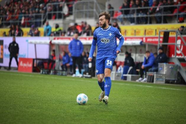 Kilian Corredor Darmstadt 1898 e V , 34 , GER, SSV Jahn Regensburg vs SV Darmstadt 98, Fußball, 2 Bundesliga, 17 Spieltag, Spielzeit 2024, 22 12 2024 DFB DFL regulations prohibit any use of photographs as image sequences and or quasi video GER, SSV Jahn Regensburg vs SV Darmstadt 98, Fussball, 2 Bundesliga, 17 Spieltag, Spielzeit 2024, 22 12 2024 Regensburg Copyright: xEibner-Pressefoto Grafx EP_AGF