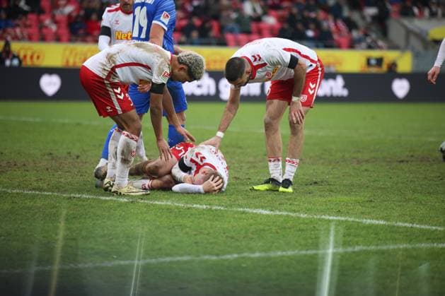 5 Matej Maglica Darmstadt 1898 e V , 5 , Louis Breunig SSV Jahn Regensburg, 16 , Bryan Hein SSV Jahn Regensburg, 3 , GER, SSV Jahn Regensburg vs SV Darmstadt 98, Football, 2 Bundesliga, 17 Spieltag, Spielzeit 2024, 22 12 2024 DFB DFL regulations prohibit any use of photographs as image sequences and or quasi video GER, SSV Jahn Regensburg vs SV Darmstadt 98, Football, 2 Bundesliga, 17 Spieltag, Spielzeit 2024, 22 12 2024 Regensburg Copyright: xEibner-Pressefoto Grafx EP_AGF