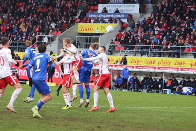 Fynn Luca Lakenmacher Darmstadt 1898 e V , 19 , Fraser Hornby Darmstadt 1898 e V , 9 , Louis Breunig SSV Jahn Regensburg, 16 , Florian Ballas SSV Jahn Regensburg, 4 , GER, SSV Jahn Regensburg vs SV Darmstadt 98, Soccer, 2 Bundesliga, 17 Matchday, Spielzeit 2024, 22 12 2024 DFB DFL regulations prohibit any use of photographs as image sequences and or quasi video GER, SSV Jahn Regensburg vs SV Darmstadt 98, Fußball, 2 Bundesliga, 17 Spieltag, Spielzeit 2024, 22 12 2024 Regensburg Copyright: xEibner-Pressefoto Grafx EP_AGF