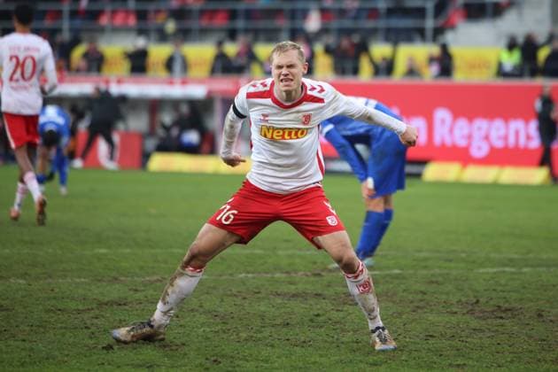Louis Breunig SSV Jahn Regensburg, 16 , GER, SSV Jahn Regensburg vs SV Darmstadt 98, Football, 2 Bundesliga, 17 Matchday, Season 2024, 22 12 2024 DFB DFL regulations prohibit any use of photographs as image sequences and or quasi video GER, SSV Jahn Regensburg vs SV Darmstadt 98, Football, 2 Bundesliga, 17 Matchday, Season 2024, 22 12 2024 Regensburg Copyright: xEibner-Pressefoto Grafx EP_AGF