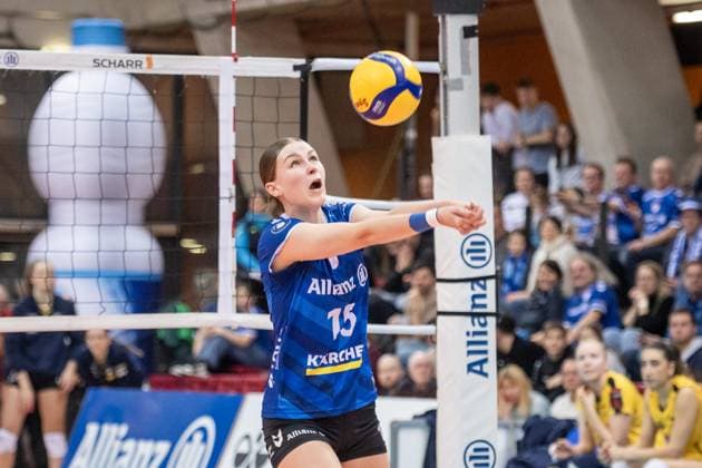 Charlotte Krenicky (Allianz MTV Stuttgart, 15) - Balannahme GER, Allianz MTV Stuttgart - VfB Suhl LOTTO Thueringen, Volleyball Bundesliga, VBL, Spielzeit 2024 2025, 28.12.2024 GER, Allianz MTV Stuttgart - VfB Suhl LOTTO Thueringen, Volleyball Bundesliga, VBL, Spielzeit 2024 2025, 28.12.2024 Stuttgart Copyright: xSandyxDinkelackerx EP_SDR