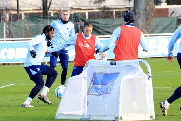 DEU, DFL, 2. FBL Hertha BSC, Training, 02.01.2025, Sportforum, Berlin, DEU, DFL, 2. FBL Hertha BSC, Training, im Bild Deyovaisio Zeefuik (Hertha BSC Berlin 42), Derry Scherhant (Hertha BSC Berlin 39), Marten Winkler (Hertha BSC Berlin 22) DFL - regulations prohibit any use of Photographs as image sequences and or quasi-video Foto: Juergen Engler nordphoto GmbH nordphotoxGmbHx xEngler nph00076