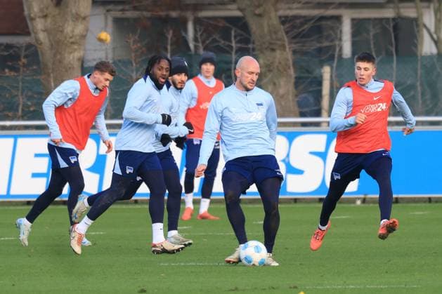 DEU, DFL, 2 FBL Hertha BSC, Training, 02 01 2025, Sportforum, Berlin, DEU, DFL, 2 FBL Hertha BSC, Training, im Bild Toni Leistner Hertha BSC Berlin 37 , Gustav Christensen Hertha BSC Berlin 26 DFL regulations prohibit any use of Photographs as image sequences and or quasi video Foto Juergen Engler nordphoto GmbH nordphotoxGmbHx xEngler nph00076