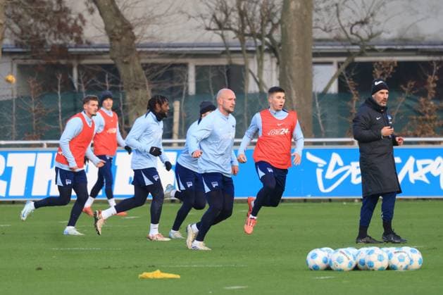 DEU, DFL, 2 FBL Hertha BSC, Training, 02 01 2025, Sportforum, Berlin, DEU, DFL, 2 FBL Hertha BSC, Training, im Bild Cheftrainer Cristian Fiel Hertha BSC Berlin , Hertha Spielerkreis, Toni Leistner Hertha BSC Berlin 37 DFL regulations prohibit any use of Photographs as image sequences and or quasi video Foto Juergen Engler nordphoto GmbH nordphotoxGmbHx xEngler nph00076