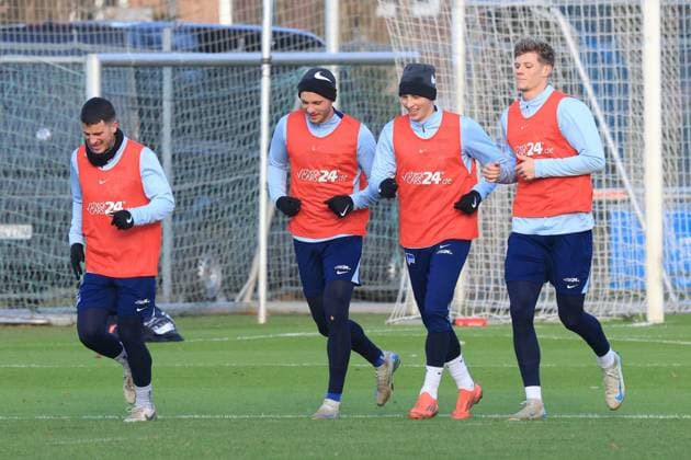 DEU, DFL, 2 FBL Hertha BSC, Training, 02 01 2025, Sportforum, Berlin, DEU, DFL, 2 FBL Hertha BSC, Training, im Bild Hertha Spielerkreis, Diego Demme Hertha BSC Berlin 6 , Marton Dardai Hertha BSC Berlin 31 , Palko Dardai Hertha BSC Berlin 20 , Luca Schuler Hertha BSC Berlin 18 DFL regulations prohibit any use of Photographs as image sequences and or quasi video Foto Juergen Engler nordphoto GmbH nordphotoxGmbHx xEngler nph00076