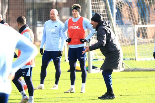 DEU, DFL, 2 FBL Hertha BSC, Training, 03 01 2025, Sportforum, Berlin, DEU, DFL, 2 FBL Hertha BSC, Training, im Bild Cheftrainer Cristian Fiel Hertha BSC Berlin , Luca Schuler Hertha BSC Berlin 18 , Toni Leistner Hertha BSC Berlin 37 DFL regulations prohibit any use of Photographs as image sequences and or quasi video Foto Juergen Engler nordphoto GmbH nordphotoxGmbHx xEngler nph00076