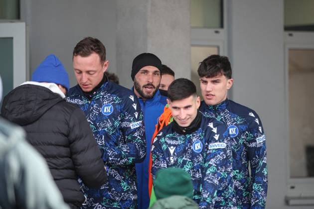The 1 day in the new year 2025 Past the fans, out onto the training pitch Fabian Schleusener Karlsruher SC, 24 , Karlsruher SC Fussball, 2 Bundesliga, Training kick-off, 2024 2025, 03 01 2025, DFL REGULATIONS PROHIBIT ANY USE OF PHOTOGRAPHS AS IMAGE SEQUENCES AND OR QUASI VIDEO, Karlsruher SC Fussball, 2 Bundesliga, Training kick-off, 2024 2025, 03 01 2025 Karlsruhe Copyright: xEibner-Pressefoto JanxPrihodax EP_JPA