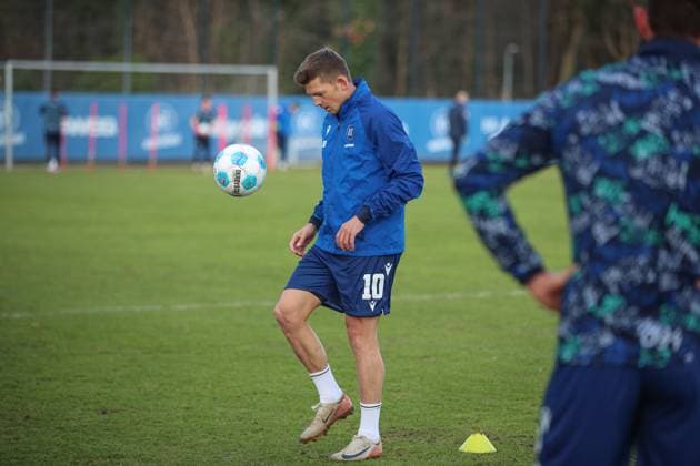 Holding up the ball in the first training session 2025 Marvin Wanitzek Karlsruher SC, 10 , Karlsruher SC Football, 2 Bundesliga, Training kick-off, 2024 2025, 03 01 2025, DFL REGULATIONS PROHIBIT ANY USE OF PHOTOGRAPHS AS IMAGE SEQUENCES AND OR QUASI VIDEO, Karlsruher SC Football, 2 Bundesliga, Training kick-off, 2024 2025, 03 01 2025 Karlsruhe Copyright: xEibner-Pressefoto JanxPrihodax EP_JPA