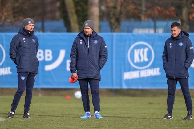 Christian Eichner Karlsruher SC, Head Coach Florian Boeckler Karlsruher SC Athletics Coach and Sirus Motekallemi Karlsruher SC, Co Coach watch the players during the exercises, Karlsruher SC Football, 2 Bundesliga, training kick-off, 2024 2025, 03 01 2025, DFL REGULATES PROHIBIT ANY USE OF PHOTOGRAPHS AS IMAGE SEQUENCES AND OR QUASI VIDEO, Karlsruher SC Football, 2 Bundesliga, training kick-off, 2024 2025, 03 01 2025 Karlsruhe Copyright: xEibner-Pressefoto JanxPrihodax EP_JPA