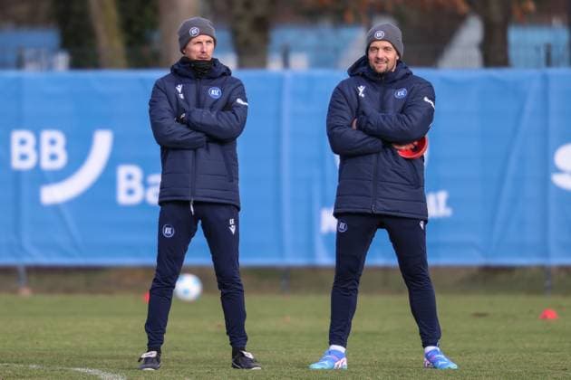 Christian Eichner Karlsruher SC, Head Coach and Florian Boeckler Karlsruher SC Athletics Coach watch the players during the exercises, Karlsruher SC Fussball, 2 Bundesliga, Trainingsauftakt, 2024 2025, 03 01 2025, DFL REGULATIONS PROHIBIT ANY USE OF PHOTOGRAPHS AS IMAGE SEQUENCES AND OR QUASI VIDEO, Karlsruher SC Fussball, 2 Bundesliga, Trainingsauftakt, 2024 2025, 03 01 2025 Karlsruhe Copyright: xEibner-Pressefoto JanxPrihodax EP_JPA