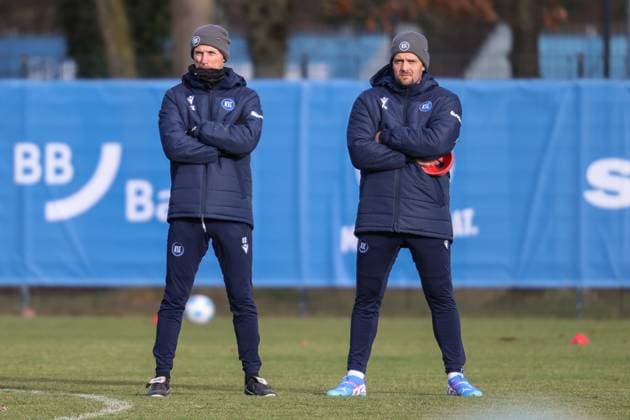 Christian Eichner Karlsruher SC, Head Coach and Florian Boeckler Karlsruher SC Athletics Coach watch the players during the exercises, Karlsruher SC Fussball, 2 Bundesliga, Trainingsauftakt, 2024 2025, 03 01 2025, DFL REGULATIONS PROHIBIT ANY USE OF PHOTOGRAPHS AS IMAGE SEQUENCES AND OR QUASI VIDEO, Karlsruher SC Fussball, 2 Bundesliga, Trainingsauftakt, 2024 2025, 03 01 2025 Karlsruhe Copyright: xEibner-Pressefoto JanxPrihodax EP_JPA