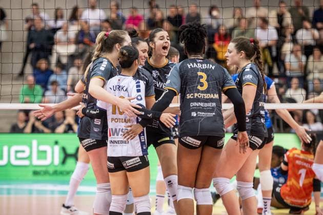 Anna Koulberg SC Potsdam, 09 with Team Jubel beim SC Potsdam GER, Allianz MTV Stuttgart SC Potsdam, Volleyball Bundesliga, VBL, Spielzeit 2024 2025, 04 01 2025 GER, Allianz MTV Stuttgart SC Potsdam, Volleyball Bundesliga, VBL, Spielzeit 2024 2025, 04 01 2025 Stuttgart Copyright: xSandyxDinkelackerx EP_SDR
