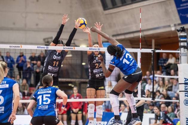 Krystal Rivers Allianz MTV Stuttgart, 13 vs Sabrina Michelle Starks SC Potsdam, 11 and Jade Cholet SC Potsdam, 24 GER, Allianz MTV Stuttgart SC Potsdam, Volleyball Bundesliga, VBL, Season 2024 2025, 04 01 2025 GER, Allianz MTV Stuttgart SC Potsdam, Volleyball Bundesliga, VBL, Season 2024 2025, 04 01 2025 Stuttgart Copyright: xSandyxDinkelackerx EP_SDR