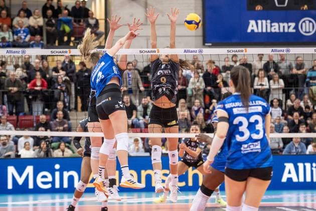 Antonia Stautz Allianz MTV Stuttgart, 06 vs. block with Anna Koulberg SC Potsdam, 09 GER, Allianz MTV Stuttgart SC Potsdam, Volleyball Bundesliga, VBL, 2024 2025 season, 04 01 2025 GER, Allianz MTV Stuttgart SC Potsdam, Volleyball Bundesliga, VBL, 2024 2025 season, 04 01 2025 Stuttgart Copyright: xSandyxDinkelackerx EP_SDR