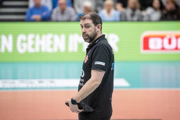 Riccardo Boieri SC Potsdam, Head Coach critical view GER, Allianz MTV Stuttgart SC Potsdam, Volleyball Bundesliga, VBL, 2024 2025 season, 04 01 2025 GER, Allianz MTV Stuttgart SC Potsdam, Volleyball Bundesliga, VBL, 2024 2025 season, 04 01 2025 Stuttgart Copyright: xSandyxDinkelackerx EP_SDR