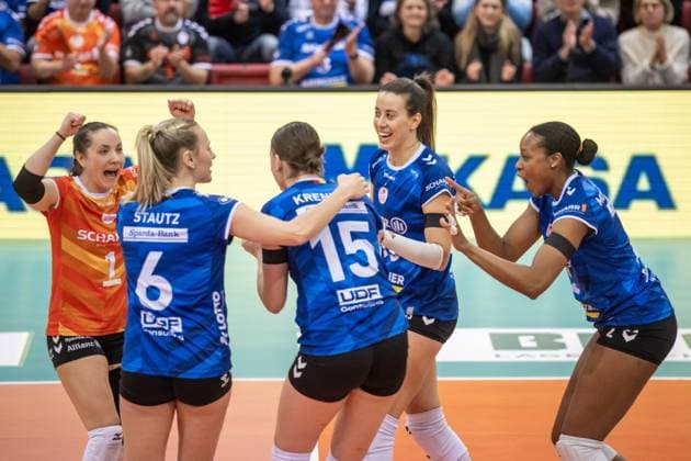 Roosa Koskelo Allianz MTV Stuttgart, 01 , Antonia Stautz Allianz MTV Stuttgart, 06 , Charlotte Krenicky Allianz MTV Stuttgart, 15 , Maria Segura Pallares Allianz MTV Stuttgart, 33 , Breland Morrissette Allianz MTV Stuttgart, 02 Team of MTV Stuttgart, vlnr joy, jubilation GER, Allianz MTV Stuttgart SC Potsdam, Volleyball Bundesliga, VBL, season 2024 2025, 04 01 2025 GER, Allianz MTV Stuttgart SC Potsdam, Volleyball Bundesliga, VBL, season 2024 2025, 04 01 2025 Stuttgart Copyright: xSandyxDinkelackerx EP_SDR