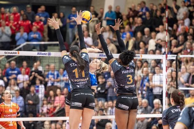 Sabrina Michelle Starks SC Potsdam, 11 and Danielle Harbin SC Potsdam, 03 against Antonia Stautz Allianz MTV Stuttgart, 06 GER, Allianz MTV Stuttgart SC Potsdam, Volleyball Bundesliga, VBL, 2024 2025 season, 04 01 2025 GER, Allianz MTV Stuttgart SC Potsdam, Volleyball Bundesliga, VBL, 2024 2025 season, 04 01 2025 Stuttgart Copyright: xSandyxDinkelackerx EP_SDR