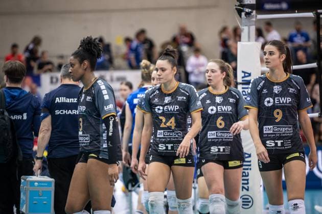 Danielle Harbin SC Potsdam, 03 , Jade Cholet SC Potsdam, 24 , Eleanor Joyce Holthaus SC Potsdam, 06 , Anna Koulberg SC Potsdam, 09 , vl visibly disappointed GER, Allianz MTV Stuttgart SC Potsdam, Volleyball Bundesliga, VBL, Spielzeit 2024 2025, 04 01 2025 GER, Allianz MTV Stuttgart SC Potsdam, Volleyball Bundesliga, VBL, Spielzeit 2024 2025, 04 01 2025 Stuttgart Copyright: xSandyxDinkelackerx EP_SDR
