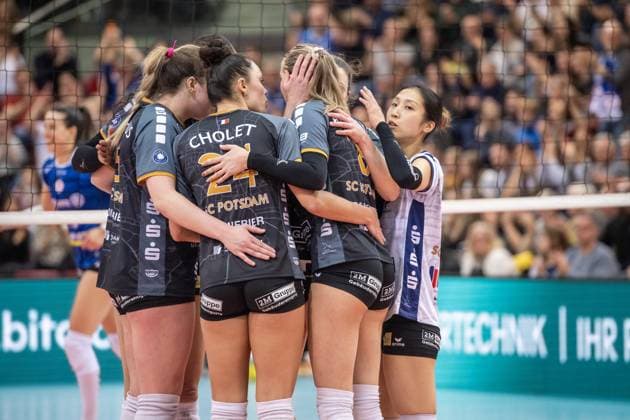 Yurika Bamba SC Potsdam, 10 , re disappointed Potsdam team comfort each other after defeat GER, Allianz MTV Stuttgart SC Potsdam, Volleyball Bundesliga, VBL, Season 2024 2025, 04 01 2025 GER, Allianz MTV Stuttgart SC Potsdam, Volleyball Bundesliga, VBL, Season 2024 2025, 04 01 2025 Stuttgart Copyright: xSandyxDinkelackerx EP_SDR