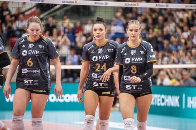 Eleanor Joyce Holthaus SC Potsdam, 06 , Jade Cholet SC Potsdam, 24 , Michelle Bachmann SC Potsdam, 08 , vl visibly disappointed after defeat in Stuttgart GER, Allianz MTV Stuttgart SC Potsdam, Volleyball Bundesliga, VBL, Spielzeit 2024 2025, 04 01 2025 GER, Allianz MTV Stuttgart SC Potsdam, Volleyball Bundesliga, VBL, Spielzeit 2024 2025, 04 01 2025 Stuttgart Copyright: xSandyxDinkelackerx EP_SDR