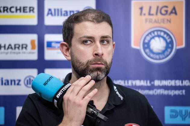 Riccardo Boieri SC Potsdam, Head Coach with sport1 microphone in an interview GER, Allianz MTV Stuttgart SC Potsdam, Volleyball Bundesliga, VBL, 2024 2025 season, 04 01 2025 GER, Allianz MTV Stuttgart SC Potsdam, Volleyball Bundesliga, VBL, 2024 2025 season, 04 01 2025 Stuttgart Copyright: xSandyxDinkelackerx EP_SDR