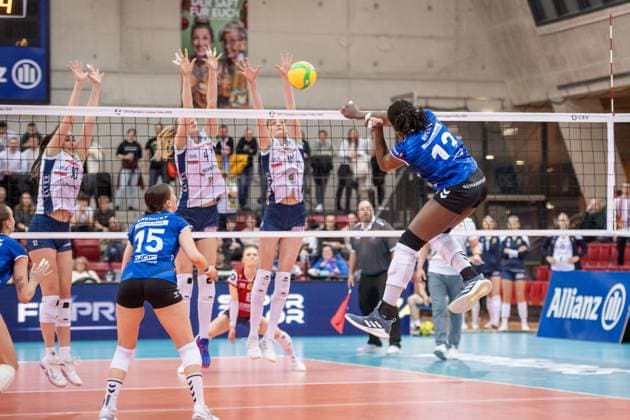Krystal Rivers Allianz MTV Stuttgart, 13 against Polish block of vl Wiktoria Szewczyk BKS BOSTIK ZGO Bielsko Biala, 10 , Joanna Pacak BKS BOSTIK ZGO Bielsko Biala, 04 and Julita Piasecka BKS BOSTIK ZGO Bielsko Biala, 18 GER, Volleyball Champions League Allianz MTV Stuttgart vs BKS Bostik ZGO Bielsko Biala, Volleyball, CEV Volleyball Champions League, VCL, main round, 2024 2025 season, 08 01 2025 GER, Volleyball Champions League Allianz MTV Stuttgart vs BKS Bostik ZGO Bielsko Biala, Volleyball, CEV Volleyball Champions League, VCL, main round, 2024 2025 season, 08 01 2025 Stuttgart Copyright: xSandyxDinkelackerx EP_SDR