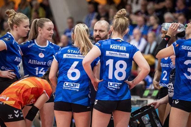 Konstantin Bitter Allianz MTV Stuttgart, Coach time-out, Speech to the team GER, Volleyball Champions League Allianz MTV Stuttgart vs BKS Bostik ZGO Bielsko Biala, Volleyball, CEV Volleyball Champions League, VCL, Main round, 2024 2025 season, 08 01 2025 GER, Volleyball Champions League Allianz MTV Stuttgart vs BKS Bostik ZGO Bielsko Biala, Volleyball, CEV Volleyball Champions League, VCL, Main round, 2024 2025 season, 08 01 2025 Stuttgart Copyright: xSandyxDinkelackerx EP_SDR