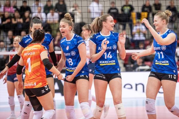 Pia Kaestner (Allianz MTV Stuttgart, 18) und Kelsey Veltman (Allianz MTV Stuttgart, 14), Mitte freuen sich mit Team, Jubel, Freude GER, Volleyball Champions League - Allianz MTV Stuttgart vs. BKS Bostik ZGO Bielsko-Biala, Volleyball, CEV Volleyball Champions League, VCL, Hauptrunde, Spielzeit 2024 2025, 08.01.2025 GER, Volleyball Champions League - Allianz MTV Stuttgart vs. BKS Bostik ZGO Bielsko-Biala, Volleyball, CEV Volleyball Champions League, VCL, Hauptrunde, Spielzeit 2024 2025, 08.01.2025 Stuttgart Copyright: xSandyxDinkelackerx EP_SDR