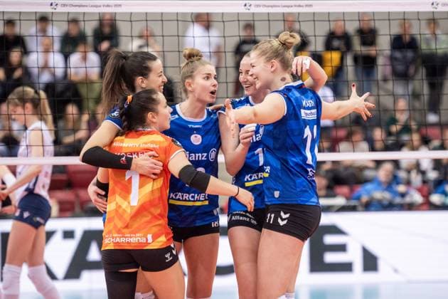 Maria Segura Pallares Allianz MTV Stuttgart, 33 , Roosa Koskelo Allianz MTV Stuttgart, 01 , Pia Kaestner Allianz MTV Stuttgart, 18 , Kelsey Veltman Allianz MTV Stuttgart, 14 and Pauline Martin Allianz MTV Stuttgart, 11 joy, jubilation GER, Volleyball Champions League Allianz MTV Stuttgart vs BKS Bostik ZGO Bielsko Biala, Volleyball, CEV Volleyball Champions League, VCL, main round, 2024 2025 season, 08 01 2025 GER, Volleyball Champions League Allianz MTV Stuttgart vs BKS Bostik ZGO Bielsko Biala, Volleyball, CEV Volleyball Champions League, VCL, main round, 2024 2025 season, 08 01 2025 Stuttgart Copyright: xSandyxDinkelackerx EP_SDR