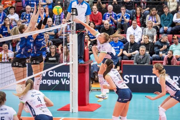 Kertu Laak (BKS Bostik ZGO Bielsko-Biala, 11) am Ball vs. Stuttgarter Block aus Kelsey Veltman (Allianz MTV Stuttgart, 14) und Maria Segura Pallares (Allianz MTV Stuttgart, 33) GER, Volleyball Champions League - Allianz MTV Stuttgart vs. BKS Bostik ZGO Bielsko-Biala, Volleyball, CEV Volleyball Champions League, VCL, Hauptrunde, Spielzeit 2024 2025, 08.01.2025 GER, Volleyball Champions League - Allianz MTV Stuttgart vs. BKS Bostik ZGO Bielsko-Biala, Volleyball, CEV Volleyball Champions League, VCL, Hauptrunde, Spielzeit 2024 2025, 08.01.2025 Stuttgart Copyright: xSandyxDinkelackerx EP_SDR