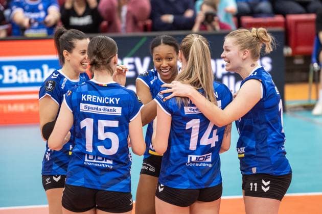 Breland Morrissette (Allianz MTV Stuttgart, 02), Mitte - Jubel, Freude mit Team vl: Maria Segura Pallares (Allianz MTV Stuttgart, 33), Charlotte Krenicky (Allianz MTV Stuttgart, 15), Breland Morrissette (Allianz MTV Stuttgart, 02), Kelsey Veltman (Allianz MTV Stuttgart, 14) und Pauline Martin (Allianz MTV Stuttgart, 11) GER, Volleyball Champions League - Allianz MTV Stuttgart vs. BKS Bostik ZGO Bielsko-Biala, Volleyball, CEV Volleyball Champions League, VCL, Hauptrunde, Spielzeit 2024 2025, 08.01.2025 GER, Volleyball Champions League - Allianz MTV Stuttgart vs. BKS Bostik ZGO Bielsko-Biala, Volleyball, CEV Volleyball Champions League, VCL, Hauptrunde, Spielzeit 2024 2025, 08.01.2025 Stuttgart Copyright: xSandyxDinkelackerx EP_SDR