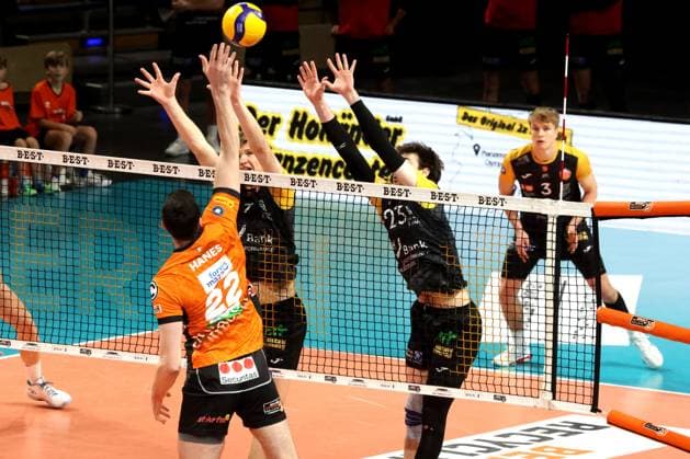 DEU, DVV, 1 VBL, BR Volleys vs SSC Karlsruhe, 11 01 2025, Max Schmeling Halle, Berlin, DEU, DVV, 1 VBL, BR Volleys vs SSC Karlsruhe, in the picture Jake Hanes BR Volleys 22 , Maximilian Kersting Karlsruhe 7 , Locky Bray Karlsruhe 23 Photo Juergen Engler nordphoto GmbH nordphotoxGmbHx xEngler nph00076