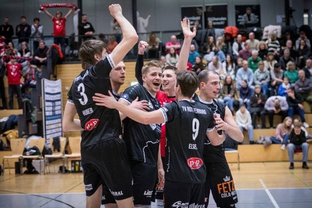 Timon Schippmann (TV Rottenburg, 14), Mitte mit Team Jubel, Freude, Es gab auch Jubelmomente waehred des Spiels gegen Ludwigsburg GER, Barock Volleys MTV Ludwigsburg vs. TV Rottenburg, 2. Volleyball Bundesliga, 2. BLM Sued, VBL, Spielzeit 2024 2025, 11.01.2025 GER, Barock Volleys MTV Ludwigsburg vs. TV Rottenburg, 2. Volleyball Bundesliga, 2. BLM Sued, VBL, Spielzeit 2024 2025, 11.01.2025 Ludwigsburg Copyright: xSandyxDinkelackerx EP_SDR