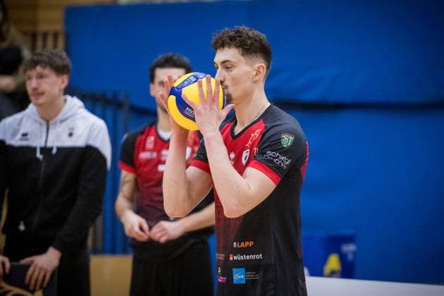 Tim Koepfli Barock Volleys MTV Ludwigsburg, 16 cups for the match ball GER, Barock Volleys MTV Ludwigsburg vs TV Rottenburg, 2 Volleyball Bundesliga, 2 BLM Sued, VBL, Spielzeit 2024 2025, 11 01 2025 GER, Barock Volleys MTV Ludwigsburg vs TV Rottenburg, 2 Volleyball Bundesliga, 2 BLM Sued, VBL, Spielzeit 2024 2025, 11 01 2025 Ludwigsburg Copyright: xSandyxDinkelackerx EP_SDR
