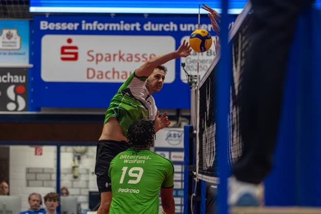 Lukas Pockrandt VC Bitterfeld Wolfen, 29 at the net with ball, GER, ASV Dachau vs VC Bitterfeld Wolfen, Volleyball, 1 Bundesliga, Matchday 14, Season 2024 2025, 12 01 2025, GER, ASV Dachau vs VC Bitterfeld Wolfen, Volleyball, 1 Bundesliga, Matchday 14, Season 2024 2025, 12 01 2025 Dachau Copyright: xEibner-Pressefoto JennixMaulx EP_JML