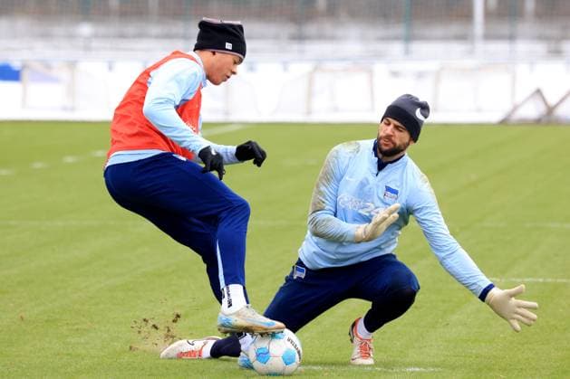 DEU, DFL, 2 FBL Hertha BSC, Training, 14 01 2025, Sportforum, Berlin, DEU, DFL, 2 FBL Hertha BSC, Training, im Bild Derry Scherhant Hertha BSC Berlin 39 , Marius Gersbeck Hertha BSC Berlin 35 DFL regulations prohibit any use of Photographs as image sequences and or quasi video Foto Juergen Engler nordphoto GmbH nordphotoxGmbHx xEngler nph00076