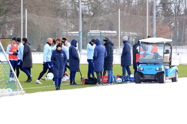 DEU, DFL, 2 FBL Hertha BSC, Training, 14 01 2025, Sportforum, Berlin, DEU, DFL, 2 FBL Hertha BSC, Training, im Bild Hertha Spielerkreis,Trainingsplatz mit und ohne Rasenheizung, DFL regulations prohibit any use of Photographs as image sequences and or quasi video Foto Juergen Engler nordphoto GmbH nordphotoxGmbHx xEngler nph00076