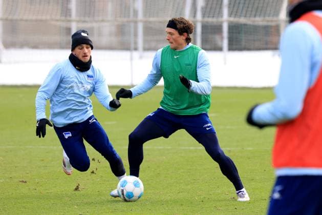 DEU, DFL, 2 FBL Hertha BSC, Training, 14 01 2025, Sportforum, Berlin, DEU, DFL, 2 FBL Hertha BSC, Training, in the picture Fabian Reese Hertha BSC Berlin 11 , Michal Karbownik Hertha BSC Berlin 33 DFL regulations prohibit any use of Photographs as image sequences and or quasi video Foto Juergen Engler nordphoto GmbH nordphotoxGmbHx xEngler nph00076